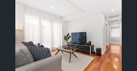 FULLY FURNISHED 3 BEDROOM AND 2 BATHROOM APARTMENT EAST PERTH! - Photo 2