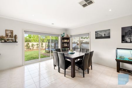 Stunning Family Home in Caroline Springs! - Photo 5