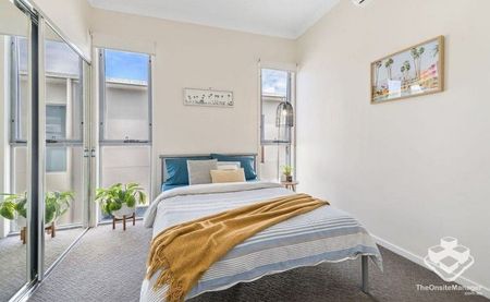 Relaxed Lakeside Living in the Emerald Lakes Precinct - Photo 5