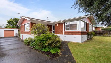 Lovely Brick & Tile 3-Bedroom Home - Photo 5