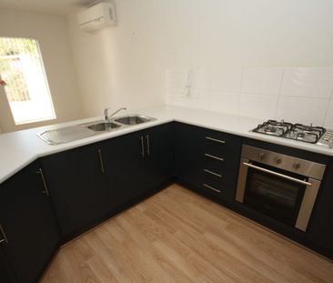 LOVELY MODERN 3 BR HOME WITH FRESH PAINT THROUGHOUT - Photo 4