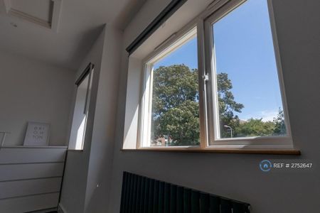 4 bedroom detached house to rent - Photo 2