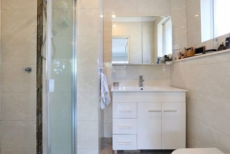 Bright Top-Floor Apartment in a Convenient Location - Photo 5