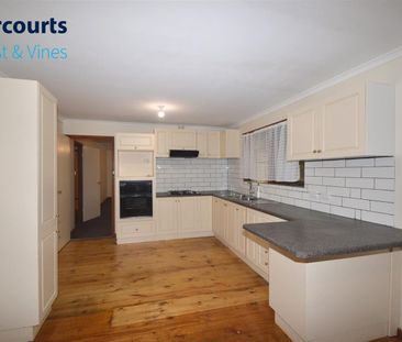 3 BEDROOM FAMILY HOME CLOSE TO PARK & SHOPS - Photo 3