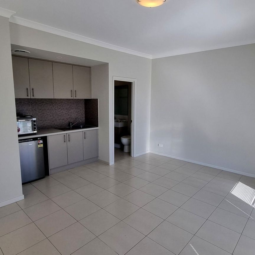 Charming Studio in Prime Armadale Location - Cozy Living at its Best! - Photo 1