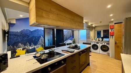 Ski Lodge Themed House With En-Suite - Photo 5