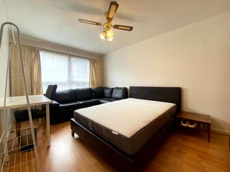 1 bedroom in a house share to rent - Photo 3