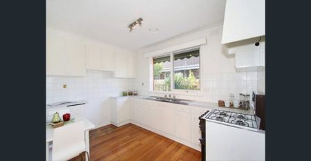 Bright & Quiet 2-Bedroom Unit in Prime Carnegie Location Tucked away at the rear of a well-kept bloc - Photo 3