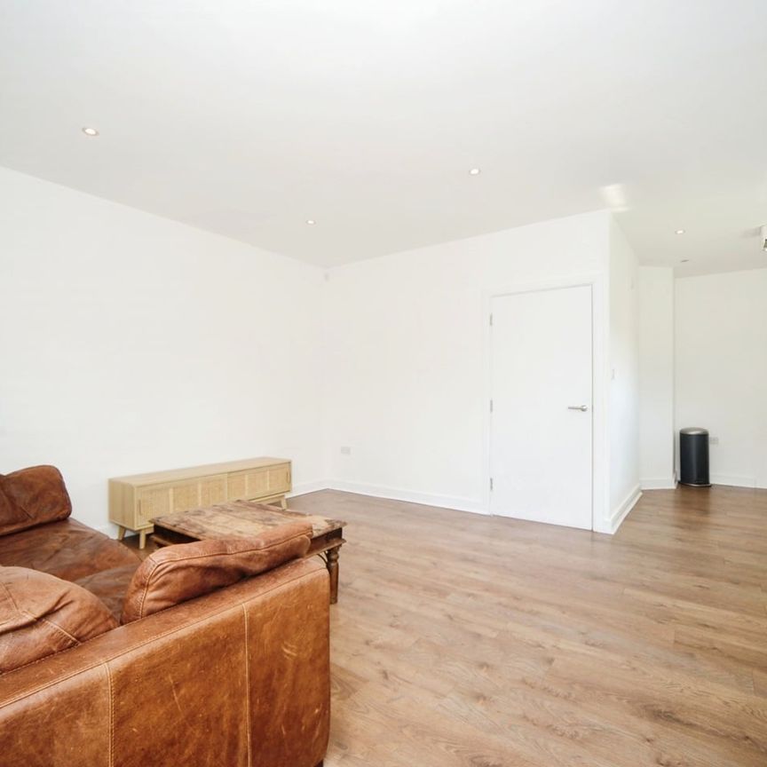2 Bed Flat, Highfield Close, SE13 - Photo 1