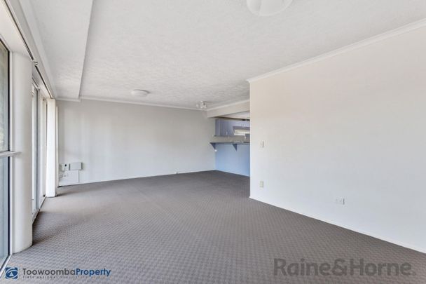 Quality, Comfort & Security! Beautifully appointed townhouse nestled in popular Centenary Heights! - Photo 1