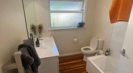 Large, sunny home with 4/5 bedrooms - Photo 5