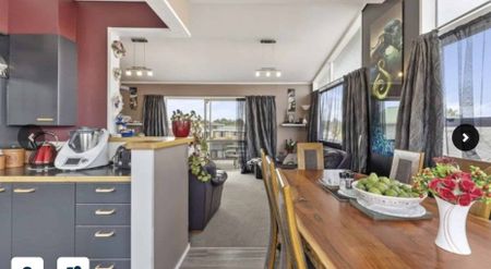 Large 3 Bedroom plus Family Home - Photo 4