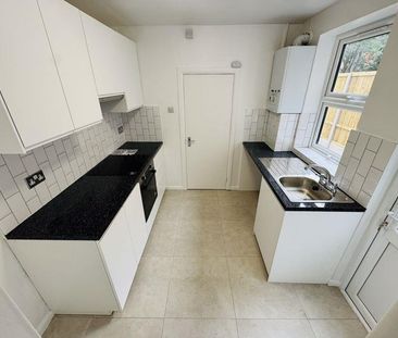 3 bedroom semi-detached house to rent - Photo 6