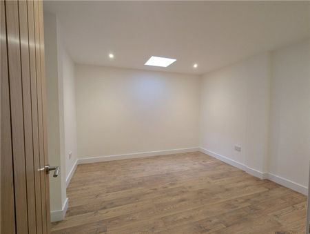 Spacious One-Bedroom Apartment with Versatile Additional Reception Room and Allocated Parking Space. - Photo 3