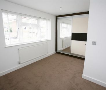 Fairview Drive, Chigwell IG7 - Photo 4