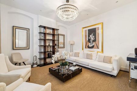 An elegant and well presented two bedroom townhouse located in the heart of Belgravia, SW1. - Photo 3