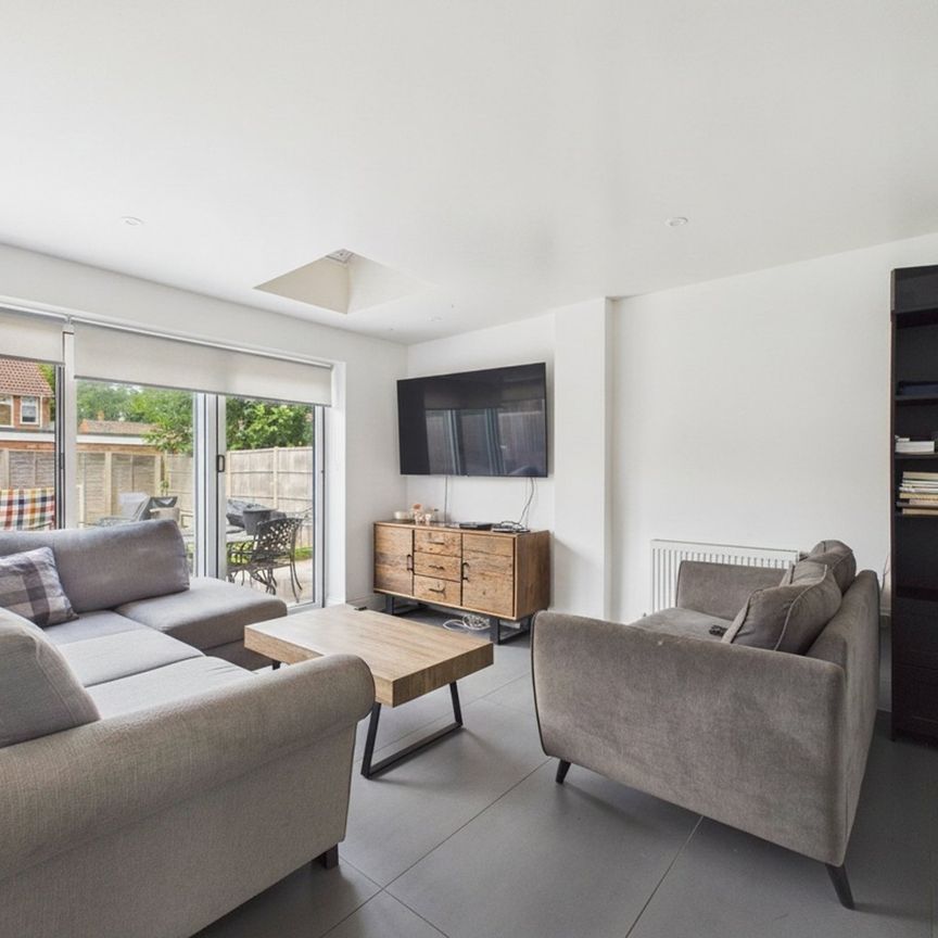 3 bedroom House in Valley Crescent, Wokingham - Photo 1