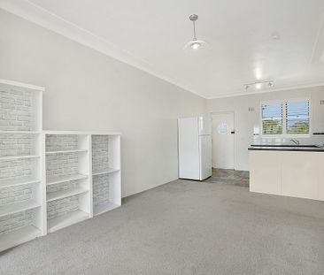 Renovated Top Floor Apartment - Photo 5