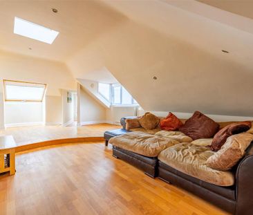 2 bedroom penthouse to rent - Photo 2