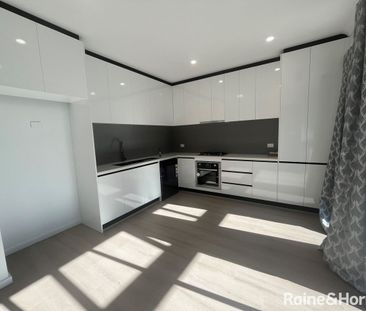 Brand New 2 bedroom plus study Townhouse in central location close ... - Photo 6