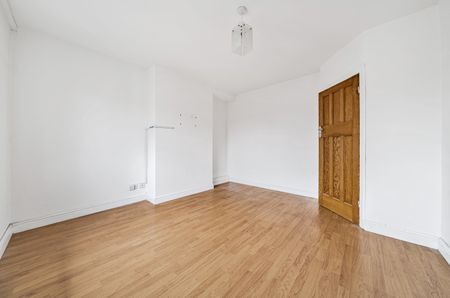3 Bed Terraced House, St. Andrews Road, W3 - Photo 5