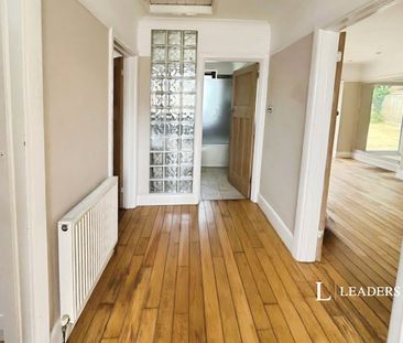 2 bedroom bungalow to rent Brasslands Drive, Portslade, Brighton, BN41 - Photo 3