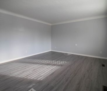 **SPACIOUS** BEAUTIFUL 3 BEDROOM MAIN UNIT IN WELLAND!! - Photo 6