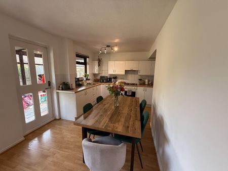3 Bed House - Detached - Photo 4