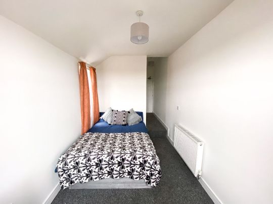 Room 4, 7 Coronation Road - Photo 1