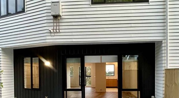 Modern Refurbished Townhouse with Sky Tower View & Pool Access - Photo 1