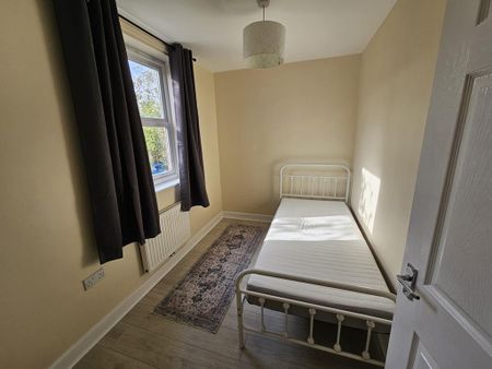 3 bedroom semi-detached house to rent - Photo 5