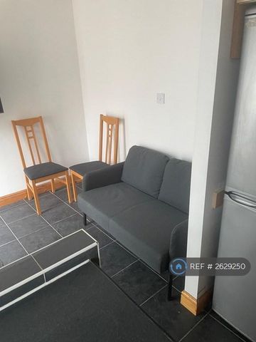 1 bedroom in a house share to rent - Photo 3