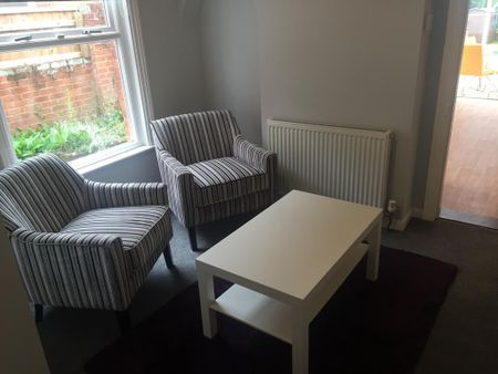 1 bedroom in a house share to rent - Photo 3