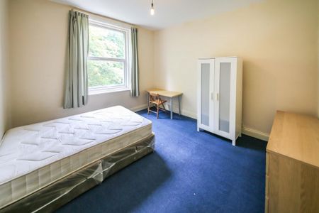 5 bedroom detached house to rent - Photo 2