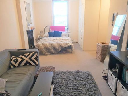 Studio to rent - Photo 2