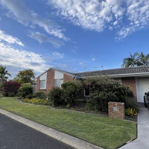Located in a quiet area of Varsity Lakes within walking distance to schools, shops, public transport, and parks. - Photo 3