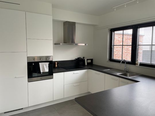 Drie slaapkamer EENGEZINSWONING met garage & tuin - Photo 1