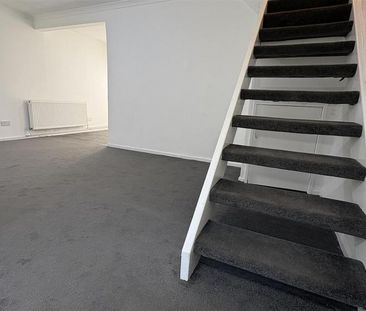 3 bedroom end of terrace house to rent - Photo 3