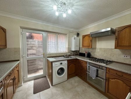 St. Peters Avenue, Abertawe, SA5 - Photo 5