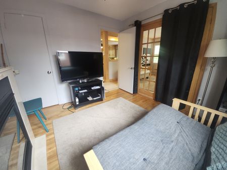 Logement lumineux de deux chambres, offert entièrement meublé avec services inclus! - Photo 4