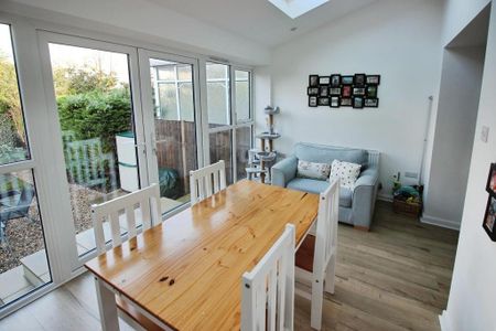 4 bedroom semi-detached house to rent - Photo 4