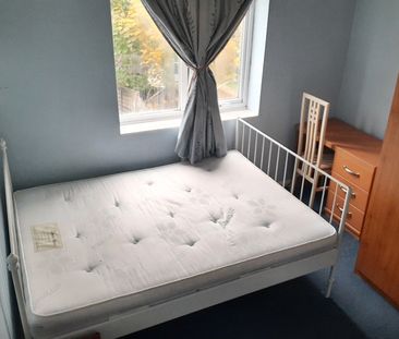 Room in a Shared House, Randlesdown Road, SE6 - Photo 4