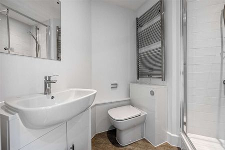 A newly refurbished two bedroom apartment in a convenient City location - Photo 4