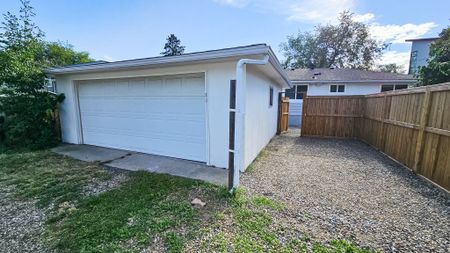 Renovated 3 Bedroom Main Floor Suite With Double Garage In Westgate. - Photo 5