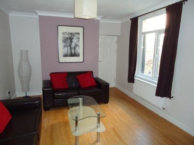 Stunning 5 bedroom property available - Photo 1