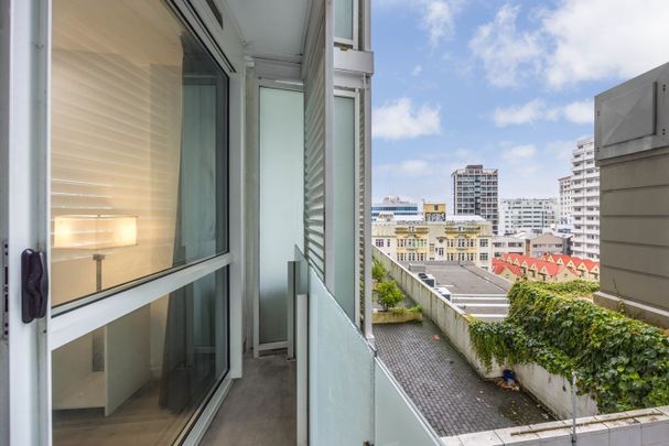 One-Bedroom Apartment in the Prestigious Quadrant - Photo 1