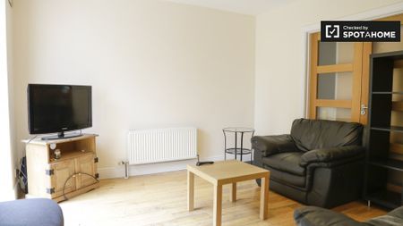 Room for rent in 5-bedroom apartment in Ballymun, Dublin - Photo 2