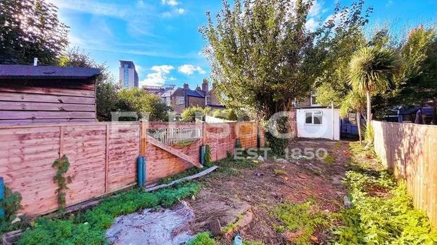 Orchard Road, Brentford, TW8 - Photo 1