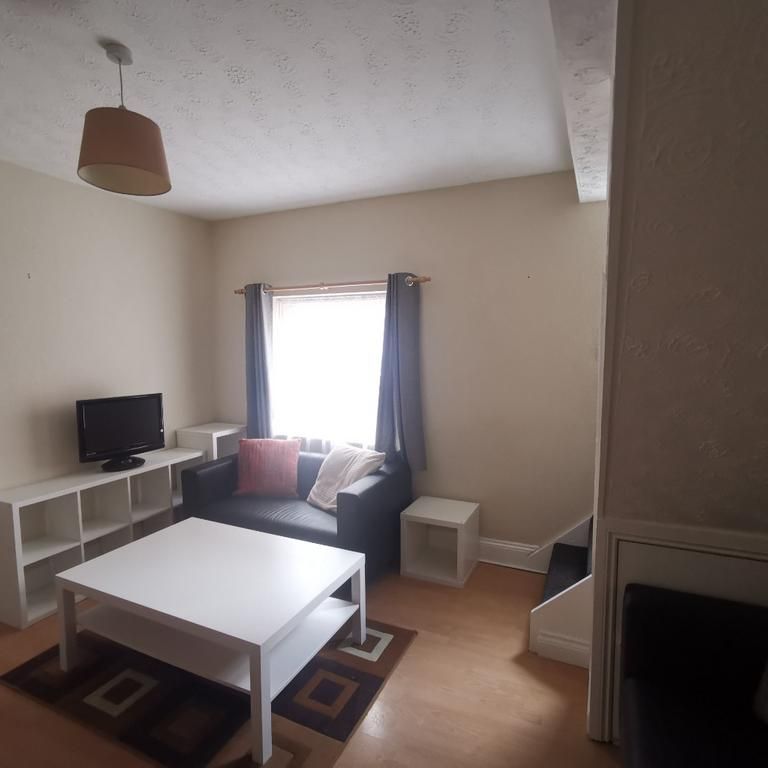 4 bedroom end of terrace house to rent - Photo 1