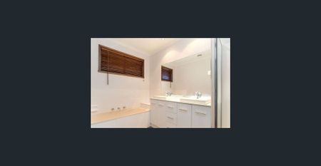 Beautiful 3-Bedroom Family Home in a Peaceful Narre Warren Location! - Photo 5